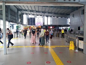 Dijaga TNI-Polri, Begini Suasana Stasiun Tanah Abang Pagi Ini