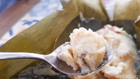Salah satunya Carang Gesing (Rp 18 ribu). Berupa bongko pisang yang terbuat dari campuran roti tawar tanpa kulit, pisang raja, santan, gula, dan telur. Rasanya manis dan legit dari pisangnya cukup dominan. Foto: detikFood / Yenny Mustika Sari