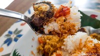 Ada juga dua jenis serundeng dengan cita rasa manis dan pedas. Jeroannya sangat nikmat tanpa bau amis. Foto: detikFood / Yenny Mustika Sari