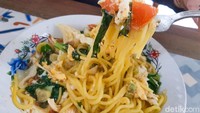 Dibuat dari mie lidi yang dicampurkan telur, ayam suwir, dan aneka sayur. Porsinya besar dan tentunya mengenyangkan. Foto: detikFood / Yenny Mustika Sari