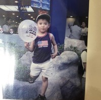 Taeyong NCT turut memperingati hari anak dan membagikan sejumlah foto masa kecilnya di Instagram Story. Visual grup NCT ini membuktikan dirinya tampan sejak kecil. Foto: dok. Instagram taeoxo_nct