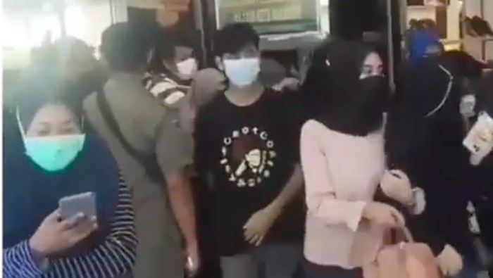 Tangkapan layar video viral desak-desakan pengunjung di Mal Panakkukang Makassar (dok. Istimewa).