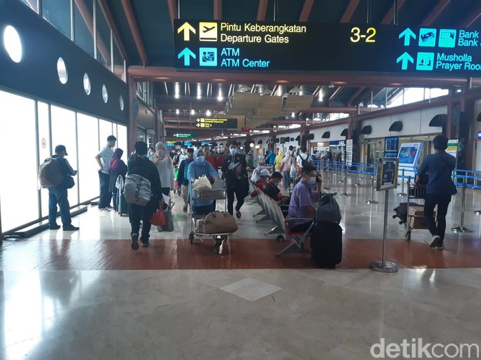Terminal 2 Bandara Soetta Ramai Jelang Larangan Mudik