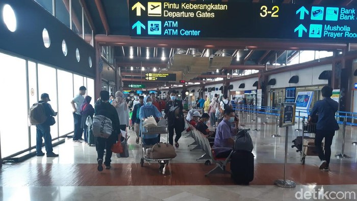 Terminal 2 Bandara Soetta Ramai Jelang Larangan Mudik