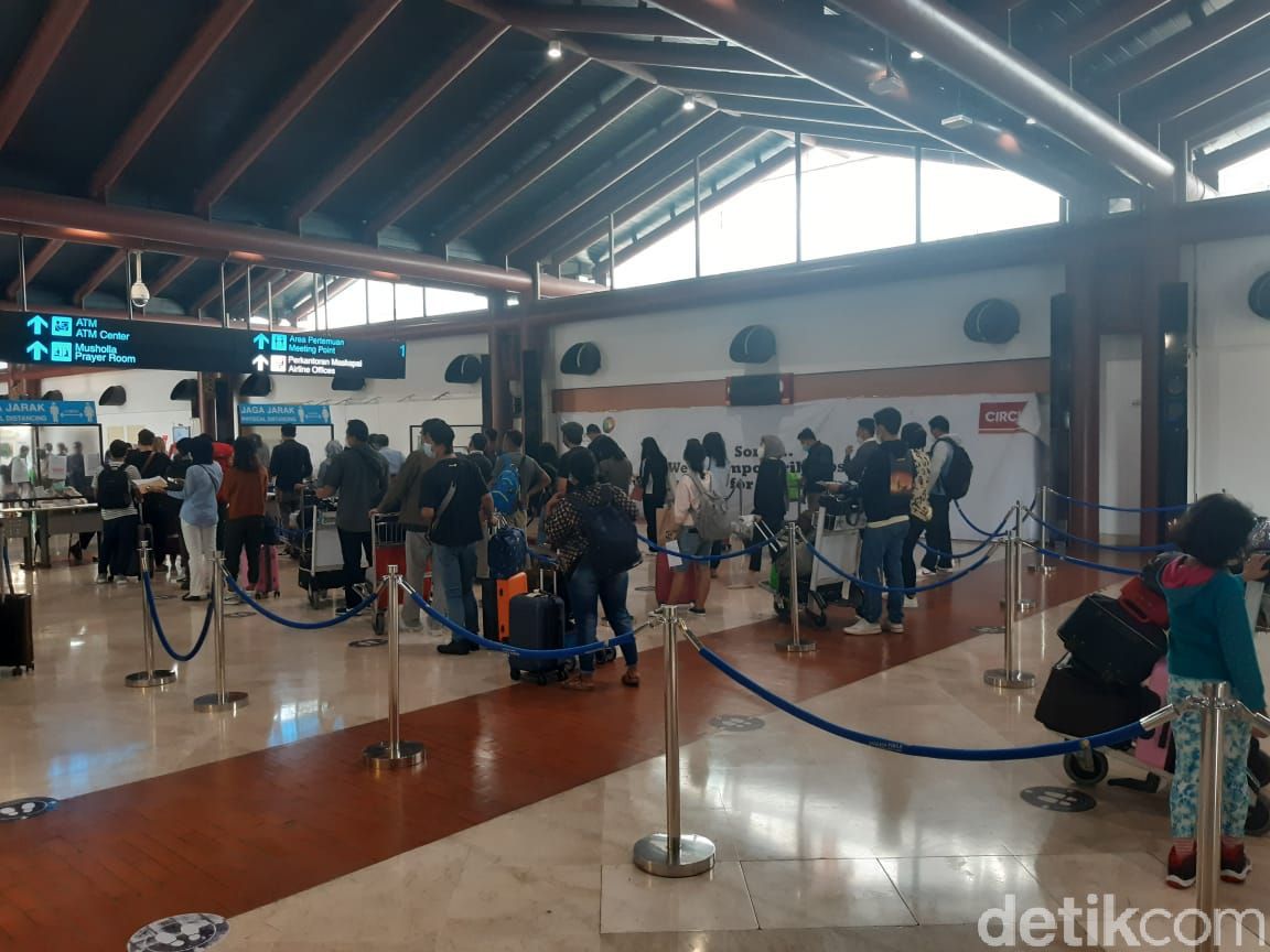 Terminal 2 Bandara Soetta Ramai Jelang Larangan Mudik