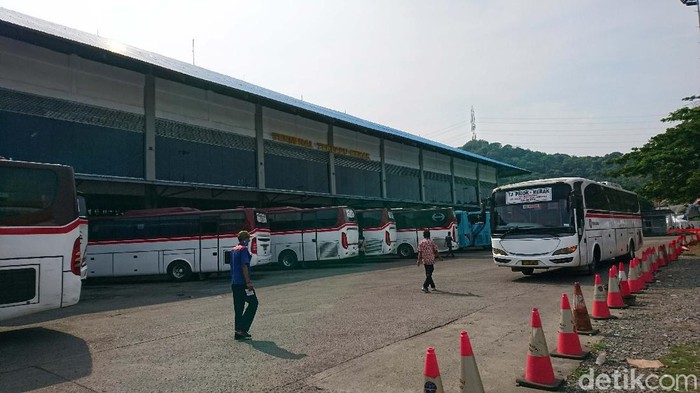 Terminal Terpadu Merak kondisinya sepi sehari jelang larangan mudik yang berlaku pada 6-17 Mei. Hanya terlihat beberapa penumpang yang turun dari bus.