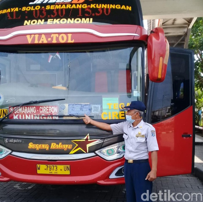 Masa larangan mudik berlaku mulai hari ini hingga 17 Mei mendatang. Bus Antar Kota Antar Provinsi (AKAP) dan Antar Kota Dalam Provinsi (AKDP) di Terminal Purabaya tak beroperasi.