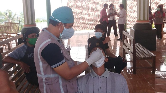 Tiga Orang Meninggal COVID-19, Ratusan Warga Tulungagung Rapid Test dan Antigen