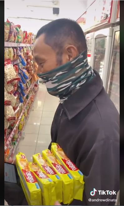 Seleb TikTok Ini Hobi Traktir Driver Ojol Belanja Makanan di Minimarket