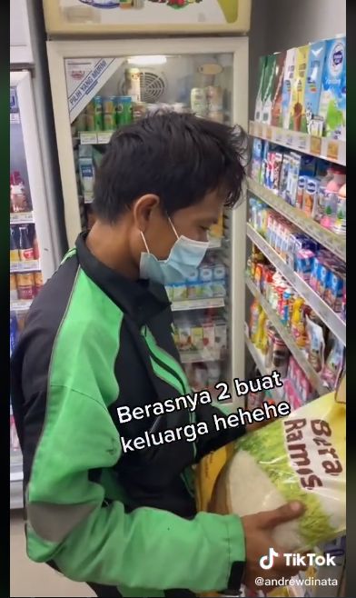 Seleb TikTok Ini Hobi Traktir Driver Ojol Belanja Makanan di Minimarket
