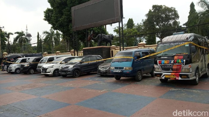 Travel gelap diamankan di Puncak Bogor.