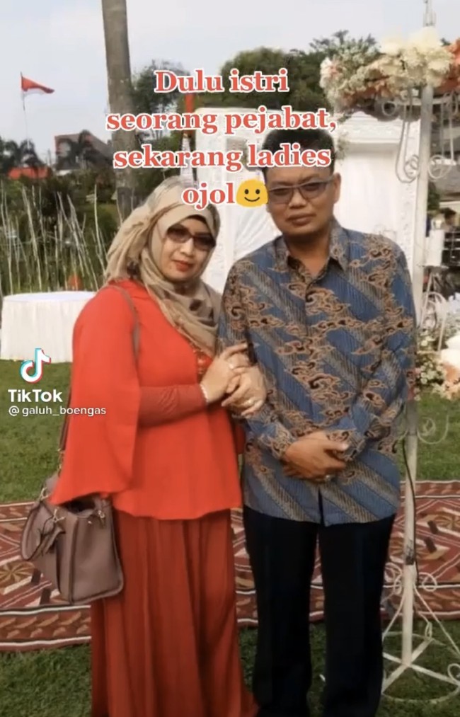 Lukanya semakin berat ketika mengetahui sang suami telah tiada. Sang suami meninggal saat berada di dalam lembaga pemasyarakatan pada 2019. Ia pun harus kuat dan mengencangkan ikat pinggangnya, demi menghidupi ketiga anaknya. Foto: Dok. Tangkap layar akun TikTok @galuh_boengas