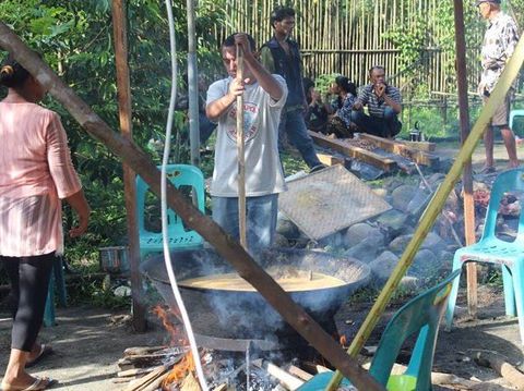 Toga dan keluarganya saat masak besar di persta adat Batak.