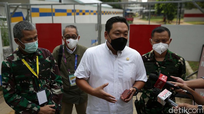 Wakil Ketua Komisi IX DPR Charles Honoris mengunjungi Wisma Atlet, Kemayoran, Jakarta. Ia mengecek kesiapan Wisma Atlet dalam menangani COVID-19.