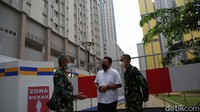 Wakil Ketua Komisi IX DPR RI Charles Honoris berbincang dengan Kepala Pusat Kesehatan (Kapuskes) TNI Mayjen Tugas Ratmono dan Letnan Kolonel (Letkol) TNI Laut, M. Arifin saat kunjungan kerja di Wisma Atlet, Kemayoran, Jakarta, Rabu (5/5/2021).