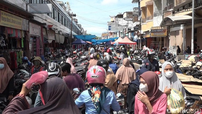 Warga memadati Pasar Wonomulo, Polewali Mandar, Sulbar (Abdy/detikcom).