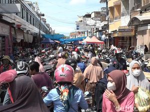 Warga Polman Padati Pasar Jelang Lebaran, Banyak Tak Pakai Masker