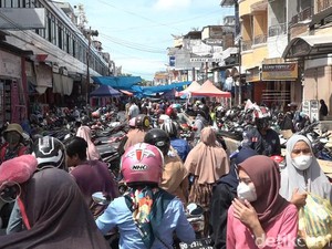 Warga Polman Padati Pasar Jelang Lebaran, Banyak Tak Pakai Masker