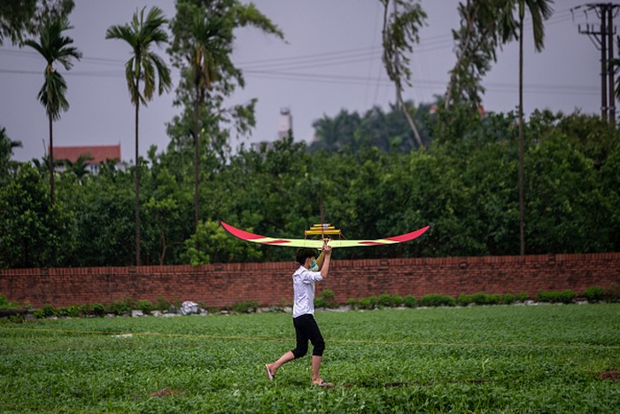 HANOI, VIETNAM - APRIL 26: Players prepare their flute kites for the competition during the traditional kite festival in Ba Duong Noi village on April 26, 2021 in Hanoi, Vietnam. Ba Duong Noi village in the outskirt of Hanoi has been known for the craft and hobby of kite making and flying for generations and the kite festival has great cultural and spiritual significance to the locals. (Photo by Linh Pham/Getty Images)