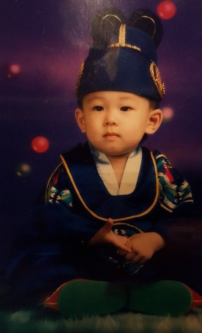 “Mari kita lihat dunia dengan hati yang murni seperti anak kecil hari ini,” tulis Wonwoo lewat akun Weverse. Rapper SEVENTEEN ini terlihat chubby dan menggemaskan dalam balutan hanbok. Foto: dok. Weverse