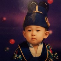 “Mari kita lihat dunia dengan hati yang murni seperti anak kecil hari ini,” tulis Wonwoo lewat akun Weverse. Rapper SEVENTEEN ini terlihat chubby dan menggemaskan dalam balutan hanbok. Foto: dok. Weverse