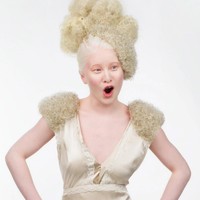 Model albino ini jadi sorotan, tak hanya karena spesial, namun juga punya kisah masa lalu yang kelam. Xueli Abbing dianggap sebagai anak kutukan oleh orangtuanya karena menderita albinisme. Foto: dok. Instagram/@xueli_a