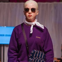 Inilah penampilan Xueli saat berjalan di catwalk. Kini Xueli pun menyuarakan dan memberikan motivasi bagi anak-anak penderita albino bahwa mereka bisa menjalani hidup dengan normal, dan bisa meraih kesuksesan. Foto: dok. Instagram/@xueli_a