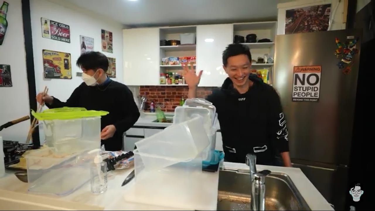 Aksi Mulia YouTuber Korea Bagikan Takjil untuk Muslim Indonesia di Ansan