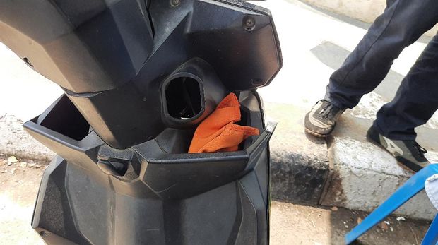 4 Pemotor tak berhelm, tak miliki surat-surat kendaraan hendak masuk ke Tol Bekasi Barat