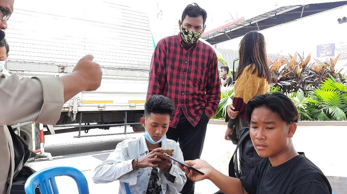 4 Pemotor tak berhelm, tak miliki surat-surat kendaraan hendak masuk ke Tol Bekasi Barat