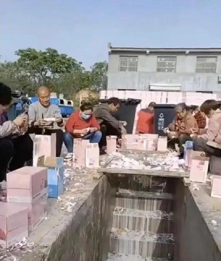Acara Lisa 'BLACKPINK' Dihentikan Karena Buang-buang Makanan