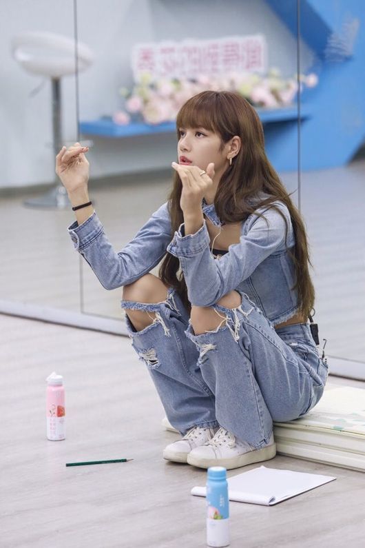 Acara Lisa 'BLACKPINK' Dihentikan Karena Buang-buang Makanan