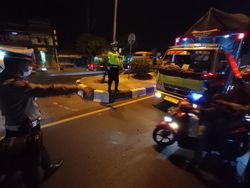Ada Larangan Mudik, Polres Cirebon Kota Putar Balik Pemotor di Kedawung