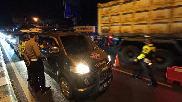 Ada larangan mudik, Polres Cirebon Kota menyekat kendaraan dari arah Jakarta.