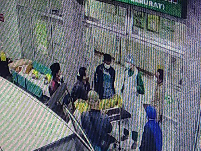 Aksi ambil paksa jenazah pasien COVID-19 terjadi di RSUD dr Harjono Ponorogo. Keluarga pasien menolak pemulasaraan jenazah di RSUD.