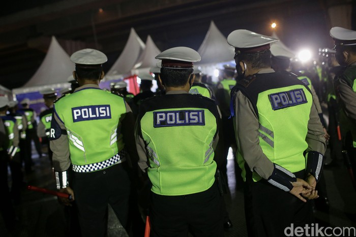Petugas kepolisian melakukan Apel gabungan di pintu tol Cikarang, Jawa Barat, Kamis (6/5/2021). Apel yang dipimpin oleh Dirlantas Polda Metro Jaya, Sambodo ini merupakan bentuk kesiap siagaan pihak kepolisian dalam menghadapi penyekatan arus mudik.