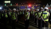 Usai melaksanakan apel, sejumlah polisi pun langsung bergerak mempersiapkan pola penyekatan kendaraan di GT Cikarang Barat.