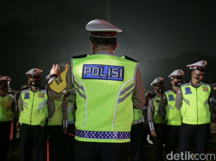 Petugas kepolisian melakukan Apel gabungan di pintu tol Cikarang, Jawa Barat, Kamis (6/5/2021). Apel yang dipimpin oleh Dirlantas Polda Metro Jaya, Sambodo ini merupakan bentuk kesiap siagaan pihak kepolisian dalam menghadapi penyekatan arus mudik.