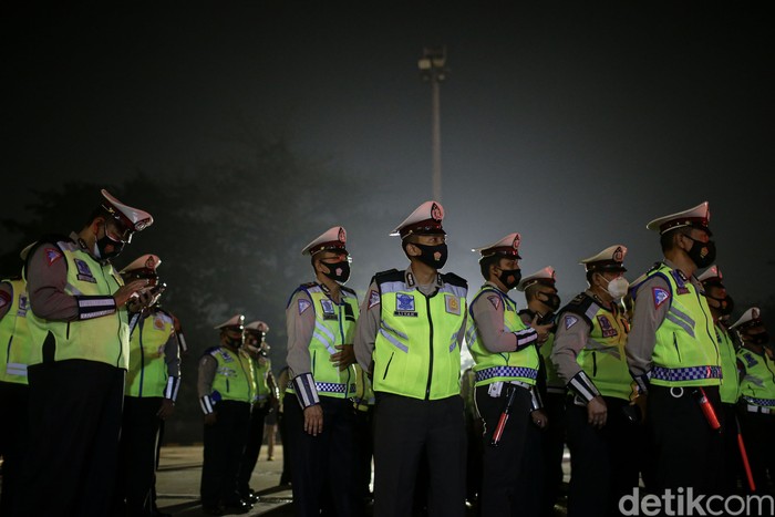 Petugas kepolisian melakukan Apel gabungan di pintu tol Cikarang, Jawa Barat, Kamis (6/5/2021). Apel yang dipimpin oleh Dirlantas Polda Metro Jaya, Sambodo ini merupakan bentuk kesiap siagaan pihak kepolisian dalam menghadapi penyekatan arus mudik.