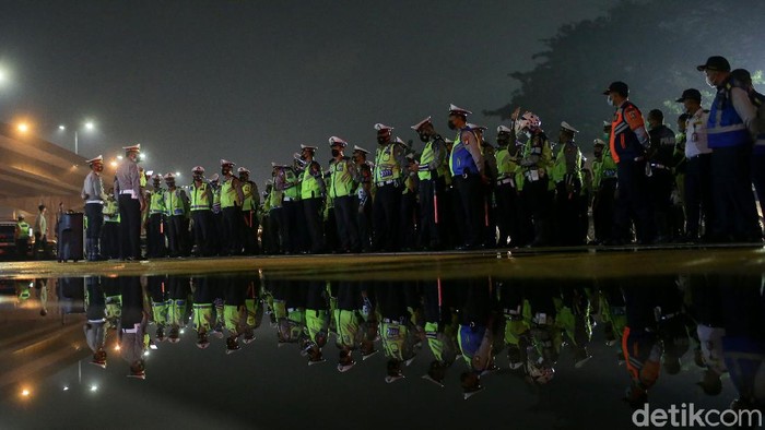 Apel Penyekatan Mudik Petugas kepolisian melakukan Apel gabungan di pintu tol Cikarang, Jawa Barat, Kamis (6/5/2021). Apel yang dipimpin oleh Dirlantas Polda Metro Jaya, Sambodo ini merupakan bentuk kesiap siagaan pihak kepolisian dalam menghadapi penyekatan arus mudik.
