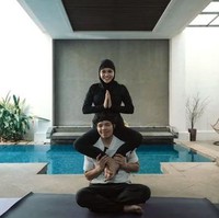 Atta Halilintar dan Aurel Hermansyah lagi rutin melakukan yoga. Dilihat di salah satu video di YouTube Atta, yoga yang mereka pilih pun berbeda dari biasanya. Namanya yoga acroyoga kamasutra.  (Foto: YouTube/Atta Halilintar)