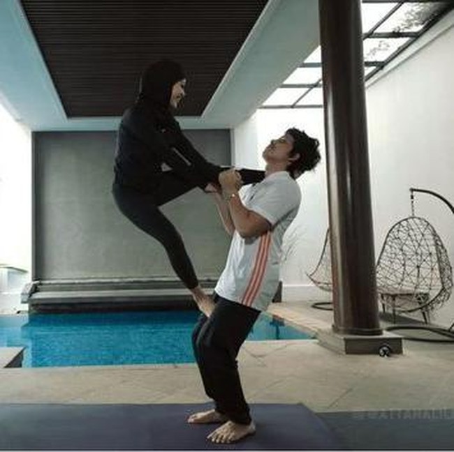 Sesuai namanya, yoga tersebut mengombinasikan gerakan yoga dan akrobat. (Foto: YouTube/Atta Halilintar)