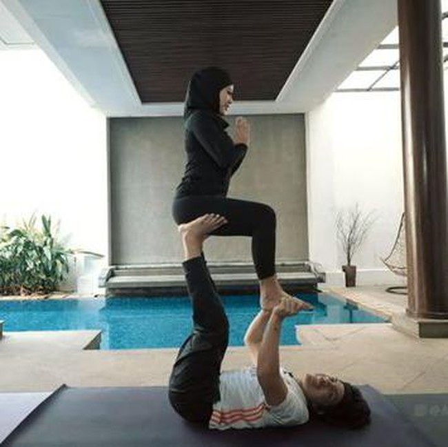 Disebut kamasutra karena yoga ini untuk menggairahkan kehidupan seks pasangan. Atta dan Aurel memanfaatkan yoga ini demi memperlancar jalan untuk mendapatkan keturunan secepatnya. Biar kesuburan meningkat dan cepat hamil, kata Atta di video tersebut. (Foto: YouTube/Atta Halilintar)