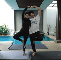 Latihan ditutup dengan pose sign of love.  Semoga bahagi selalu dan semoga setelah kita rajin beryoga bersama, kalian diberikan hadiah dari Allah dua garis seperti murid-muridku yang lain. Aamiin, demikian doa Fajar untuk Atta Halilintar dan Aurel Hermansyah di Instagram. (Foto: YouTube/Atta Halilintar)