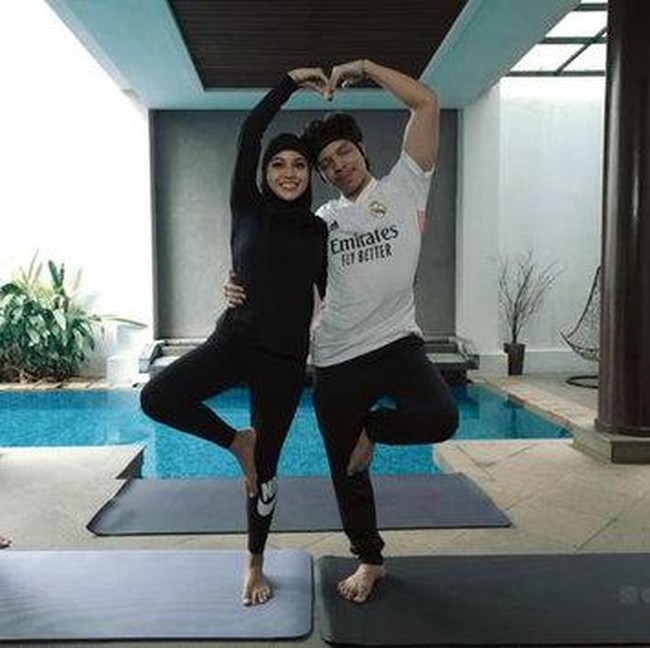 Latihan ditutup dengan pose sign of love.  Semoga bahagi selalu dan semoga setelah kita rajin beryoga bersama, kalian diberikan hadiah dari Allah dua garis seperti murid-muridku yang lain. Aamiin, demikian doa Fajar untuk Atta Halilintar dan Aurel Hermansyah di Instagram. (Foto: YouTube/Atta Halilintar)