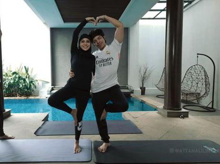 9 Aksi Atta Halilintar dan Aurel Hermansyah Yoga Kamasutra, Demi Dapat Anak