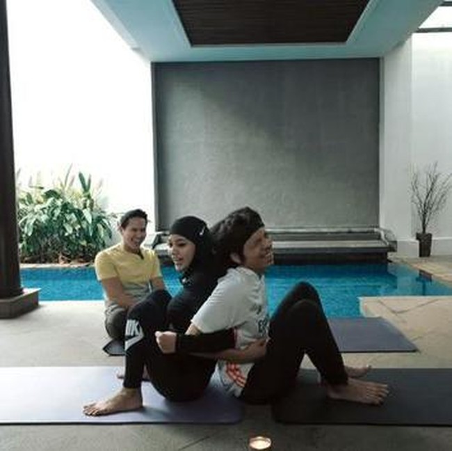 Sang instruktur, Fajar Putra, mengatakan yoga kamasutra sangat penting bagi pasangan suami-istri karena bermanfaat dalam menghubungkan hati di antara keduanya dan semakin menguatkan cinta antarpasangan. (Foto: YouTube/Atta Halilintar)