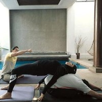 Salah satu pose yang cukup menantang. Butuh kerjasama antar keduanya demi menjaga keseimbangan. (Foto: YouTube/Atta Halilintar)