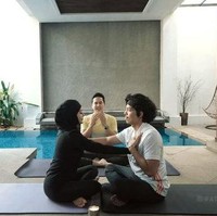 Acro yoga kamasutra itu saling mendalami satu sama lain dari tatapan mata. Saling terhubung satu sama lain, belajar mengungkapkan kasih sayang dan memahami pasangannya dari tatapan mata setiap harinya, kata Fajar. (Foto: YouTube/Atta Halilintar)