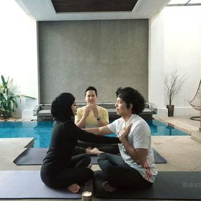 Acro yoga kamasutra itu saling mendalami satu sama lain dari tatapan mata. Saling terhubung satu sama lain, belajar mengungkapkan kasih sayang dan memahami pasangannya dari tatapan mata setiap harinya, kata Fajar. (Foto: YouTube/Atta Halilintar)